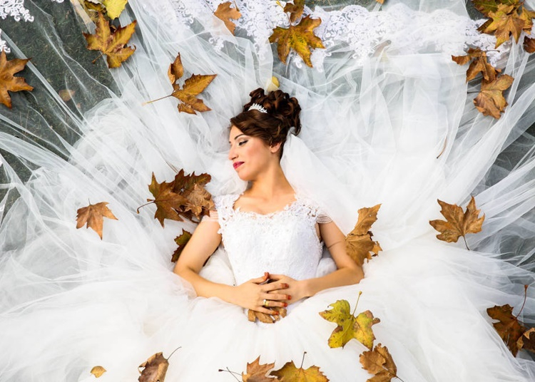 Az őszi esküvők varázsa: sok előnyük van