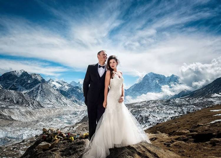 Ez a pár a Mount Everesten akart egybekelni és meg is tették