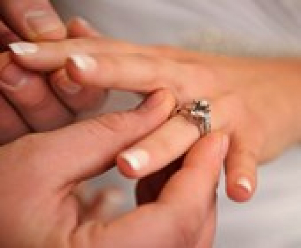 Hogyan hordd a jegygyűrűt az esküvő előtt és után?