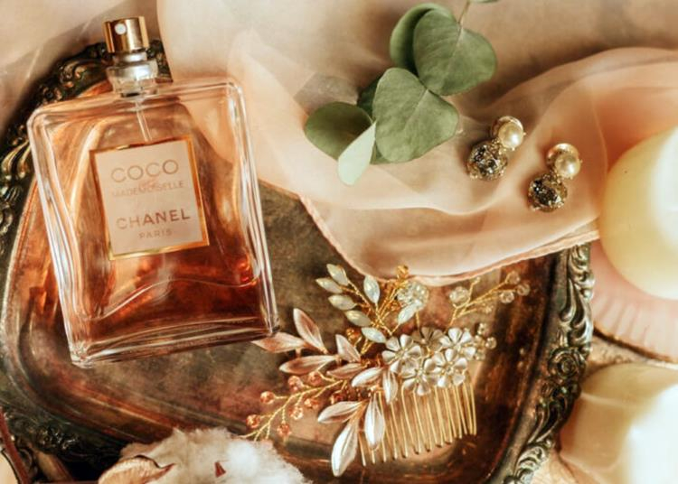 Hogyan válasszatok parfümöt az esküvőre? Tippek, hogy a nagy nap illatilag is tökéletes legyen!