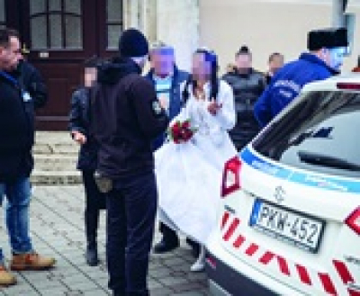 Saj&aacute;t esk&uuml;vőj&eacute;n tart&oacute;ztatt&aacute;k le a hamis&iacute;t&oacute;t