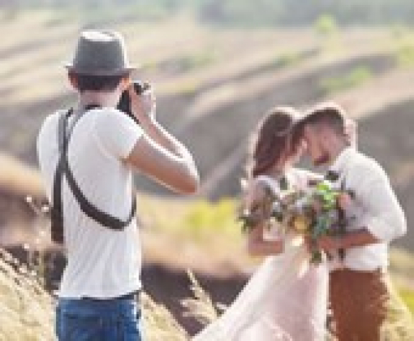Az esküvői fotózás titkai: így lesznek tökéletesek, természetesek a képek