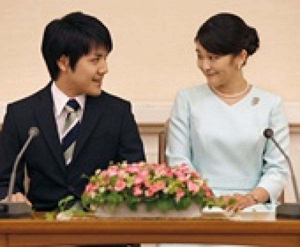 Hivatalosan is eljegyezte közember kedvesét a japán császári hercegnő