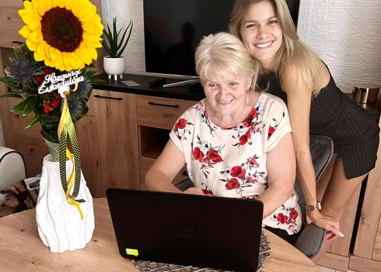 73 éves bölcs nagymamája segíti a háttérből Weisz Fannit